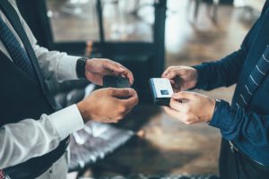 名刺の有無で人を信用するかどうか決める人は、名刺を持っていても帰らせる前提で商談をするべき理由